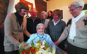 Homenaje. Yolanda, Joserra, María Dolores -la hija de María-, Nina, Ana María y Angeli, felicitan a María por su 105 cumpleaños. :: LUSA/