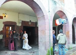 Un momento del rodaje en los arkupes de Elizondo. ::
A.D.C./