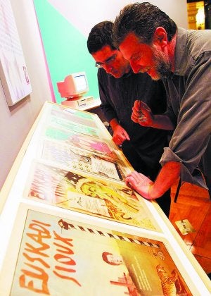 Memoria. Eguillor y Fernando Golvano repasan en 2001 portadas de 'Euskadi Sioux'. :: BERNARDO CORRAL/