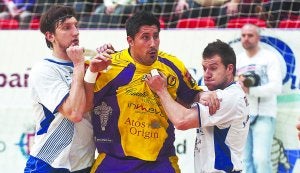 Sin tregua. El Arrate defendió con todo, pero no pudo contra un buen Valladolid. :: MIGUEL ÁNGEL SANTOS/