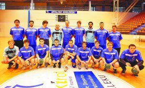 Equipo. La plantilla del Bidasoa, antes del entrenamiento que efectuó ayer en el Polideportivo de Artaleku. :: MIKEL FRAILE/