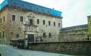 Visitas guiadas. Exterior del palacio de Escoriaza-Esquível, que forma parte del itinerario. ::
PALOS/