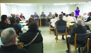 Representantes del Ayuntamiento de Tolosa, familiares y miembros de la asociación Anadir, en un momento de la comparecencia pública de ayer. ::
KLISK/