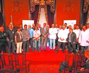 Presentación. Parte de los cocineros de 'Jakitea' rodean a Markel Olano en el Salón del Trono. :: LUSA/