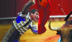 José Mari Manzanares tras dejar una estocada tendida en su segundo toro. ::
AFP/