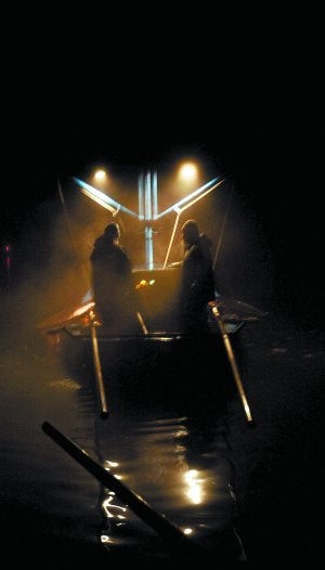 Una embarcación, en una noche de pesca de angulas en el Oria. :: APREA/