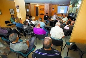 En marcha. Actívate y Aspacu orientaron a los desempleados irundarras para asociarse. ::
F. DE LA HERA/