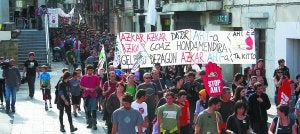 Protesta. Manifestantes contrarios al tren de alta velocidad recorren las calles de Arrasate. :: OLIDEN/