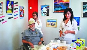 Afectados, en la inauguración de la exposición. ::
SUSANA ÁLVAREZ/