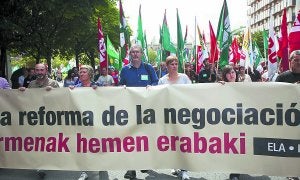 Los representantes de los sindicatos nacionalistas, ayer por las calles de Donostia. :: MICHELENA/