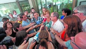 El alcalde Izagirre y los miembros del equipo atienden a los medios de comunicación al salir de la presentación. ::
IÑIGO IBÁÑEZ/