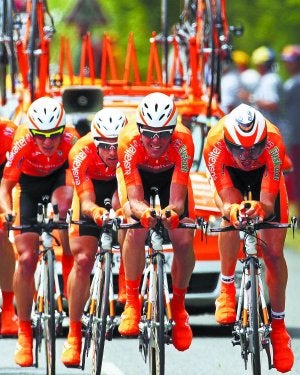 Bloque. El equipo Euskaltel Euskadi, durante la crono por equipos. ::
AP/
