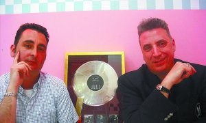 Jon Mendia, de Mendi kafe rock, recibió de manos de Loquillo, el disco de diamante del cantante./