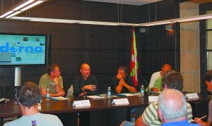 Jornada. Representantes de distintas entidades durante el encuentro mantenido en Pasaia./