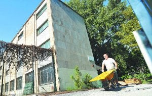Un operario retira ayer el material que queda en el interior del Peñaflorida de Amara antes de ser demolido. ::
UNANUE/