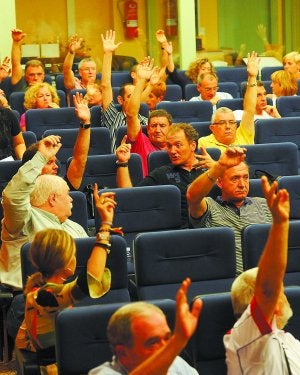 Votación. Una imagen de la última asamblea del Arrate. :: FÉLIX MORQUECHO/
