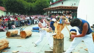 Herri kirola. La exhibición de deporte rural suele ser uno de los puntos fuertes del programa de la festividad de San Agustín. ::
LUSA/