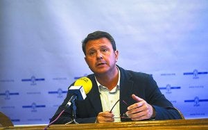Reorganización. Santano explica los detalles de la nueva composición del Ayuntamiento. :: F. DE LA HERA/
