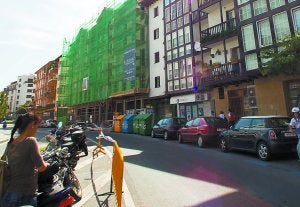 La fallecida se encontraba en un balcón del primer piso de la calle Bernart Etxepare. ::
F. DE LA HERA/
