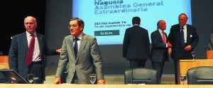 José Mª Iruarrizaga junto a Mario Fernández en primer plano; al fondo, Jon Zabalia habla con Iñaki Azkuna momentos antes de iniciarse la asamblea de la BBK. :: F. GÓMEZ/