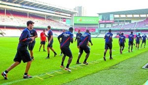 La amenaza. El gran peligro para el Athletic, Pastore, se ejercita con el resto de compañeros ayer en San Mamés. ::
EFE/
