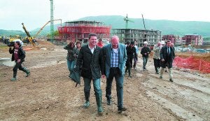 Visita. El alcalde, José Antonio Santano y el responsable de la empresa Urbycolan, José Miguel Gracenea, en la visita a las obras. :: FLOREN PORTU/