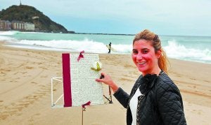 Esbozo para una ceremonia soñada. Leire, con su atril de oficiante y las olas de La Zurriola de fondo. ::
LOBO ALTUNA/
