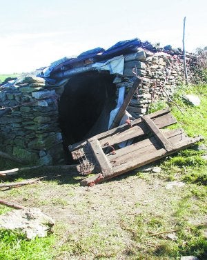 Cabaña donde apareció muerto el hermano del fugitivo. :: CITOULA/