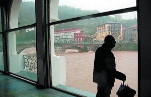 Tolosa. El Oria, a su paso por la villa, bajaba muy fuerte. Aguas arriba inundó el paseo peatonal entre los dos puentes, el Nuevo y el de Berazubi. :: KLISK/