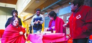 A la espera de noticias. Vecinos de Martutene y Loiola desayunando en el Gasca. Aún no sabían lo que se iban a encontrar al regresar a sus casas. :: FOTOS: JOSE USOZ/