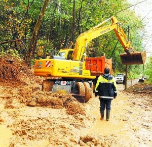 Santoenea. Una excavadora trata de despejar la carretera. ::
TXEMA/
