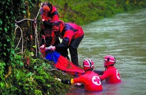 El cadáver del vecino de Irun es introducido en una bolsa tras su localización. :: F. DE LA HERA/