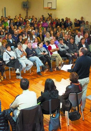 El alcalde de San Sebastián se dirige a los asistentes a la asamblea. :: MICHELENA/