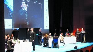 Txapeldun. Rafael Reyes, en el centro de la imagen y en pantalla, cata un caldo ante la presencia de varios miembros del jurado. :: USOZ/