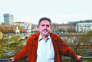 El presidente del PSE-EE, Jesús Eguiguren, ayer en un balcón de la sede donostiarra del partido. :: UNANUE/