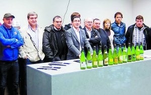 Varios integrantes de Gorenak, ayer junto a Aizega, de BCC./