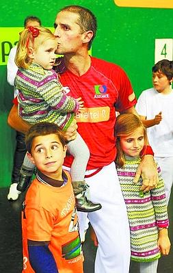 Familia. Rubén Beloki besa a su pequeña Ane. A sus costados, Imanol y Amaia. :: BUXENS-EICH/