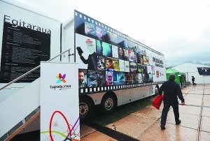 Irudienea. Autobus hau zinema areto bilakatu dute./
