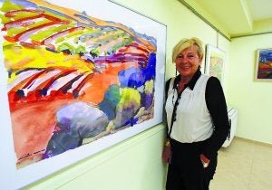 Colorista. La pintora Martxe Arana, en su exposición instalada en la sala de la Caja Laboral. ::
F. DE LA HERA/