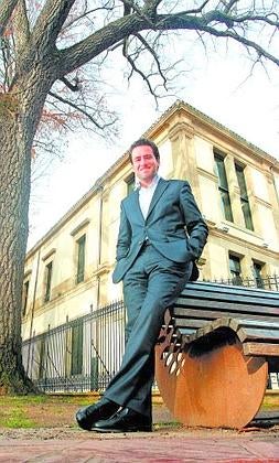 Parlamento Vasco. Borja Sémper, frente a la sede de la Cámara vasca en Vitoria. :: ARIZMENDI/