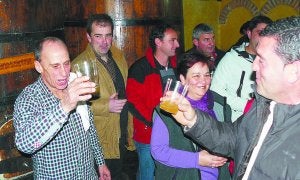 Begiristain con los productores de sidra navarra ayer en la sidreria Martintxonea. ::
FOTOS DE BELAUNTZARAN/