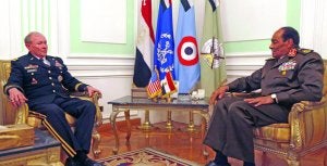 El jefe del Estado Mayor de EE UU conversa en El Cairo con el presidente de la junta militar. ::
EFE/