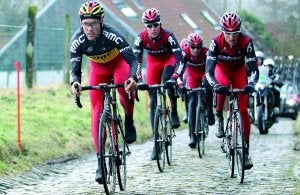 Favoritos. Gilbert guía al BMC en el entrenamiento de ayer sobre el pavés de la Het Nieuwsblad. :: AFP/