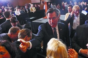 Mitt Romney levanta el pulgar tras conocer el resultado de las primarias en Michigan y Arizona. ::
REUTERS/