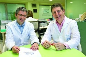 Ion Madina y Javier Azparren, en su consulta de Policlínica Gipuzkoa. ::
USOZ/