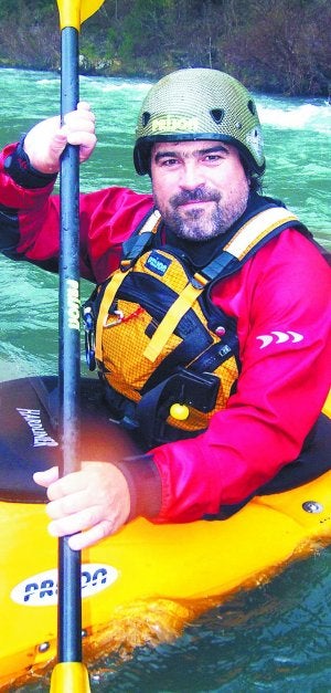 Antxon Arza, en una de sus piraguas, abrirá las Jornadas Amalur./