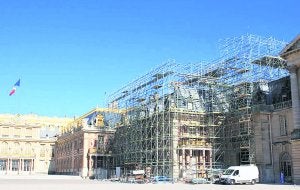 Corsé metálico. Ulma Construcción ha montado una cubierta temporal de 17 metros de altura y 22,50 metros de distancia entre apoyos./