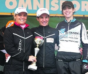 Gema Hernández y Ainhoa García, con la irundarra Ainara Pacheco./