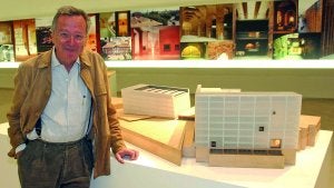 1999: Kursaal. Moneo, ante una maqueta del Kursaal, obra que fue premiada como edificio europeo del año. ::
USOZ/