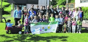 Tras la visita, el diputado general posó con alumnos, padres y profesores de la escuela de Larraul. ::
NÚÑEZ/
